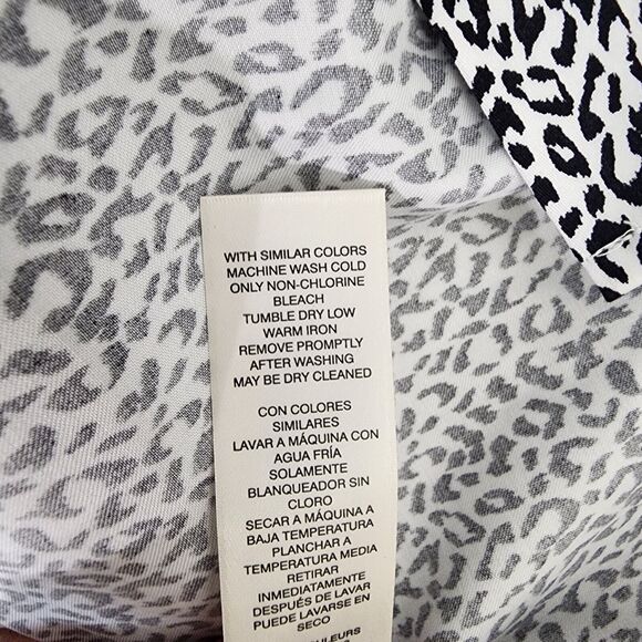 Chico's Tunic Top Size 1 Medium Wrinkle Resistant Abstract Animal Print Button - Picture 9 of 10